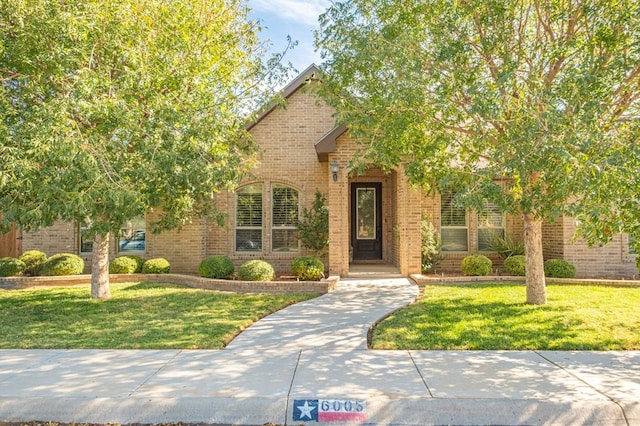 view of front of home featuring a front yard