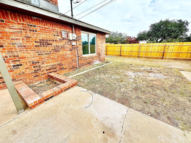 view of yard featuring a patio area