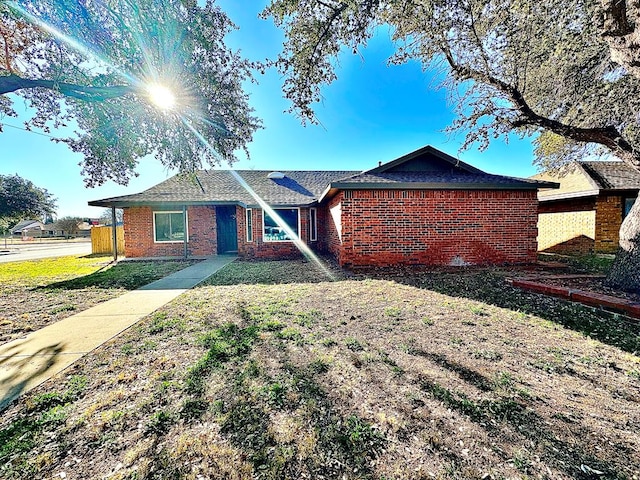 single story home featuring a front lawn