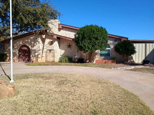 view of front facade featuring a garage