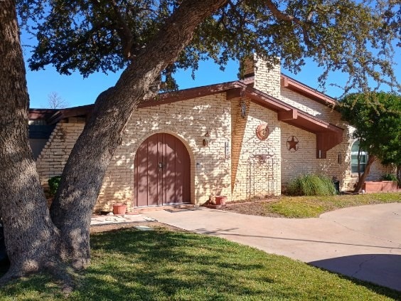 view of front facade with a front lawn