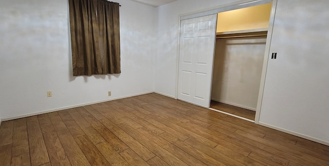 unfurnished bedroom with light wood-type flooring and a closet