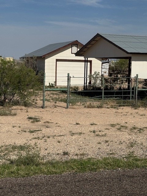 5038 N Sullivan Rd, Fort Stockton, TX 79735 - view of yard with an outdoor structure