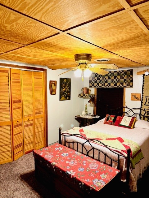 5038 N Sullivan Rd, Fort Stockton, TX 79735 - carpeted bedroom featuring wood ceiling and a closet