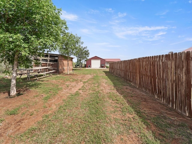 view of yard with an outdoor structure