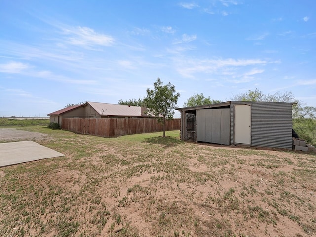 view of yard with an outbuilding