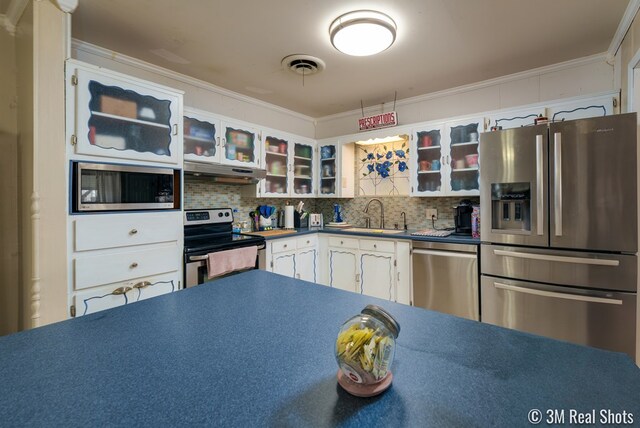 2185 Hillside, San Angelo, TX 76904 - kitchen featuring a sink, stainless steel appliances, under cabinet range hood, and decorative backsplash