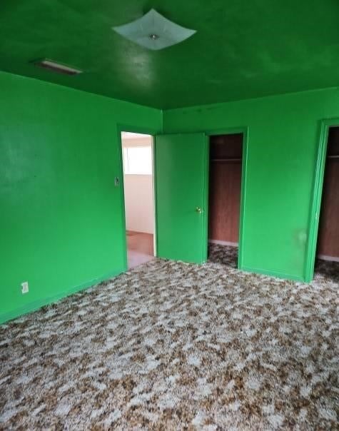 unfurnished bedroom featuring carpet floors