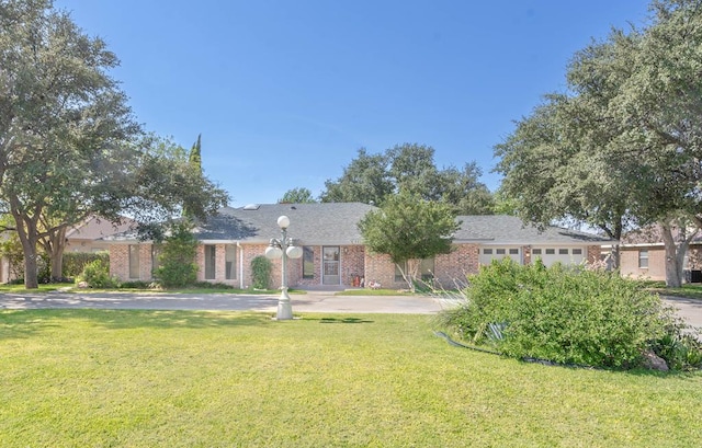 view of front of property with a front lawn