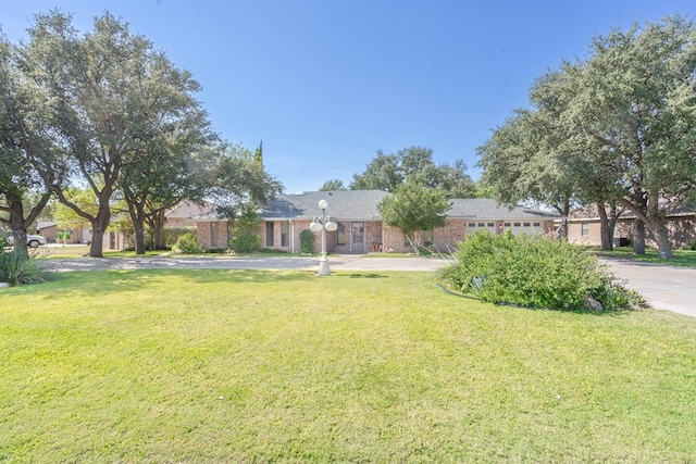 view of front of house featuring a front lawn