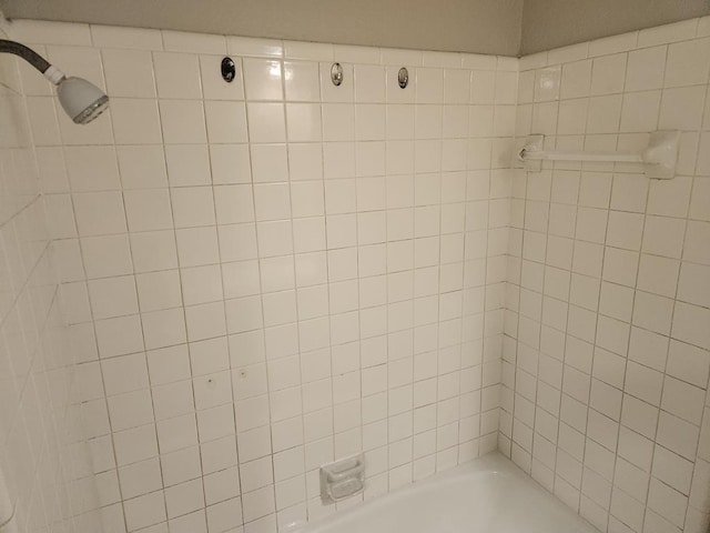 bathroom with tiled shower / bath combo