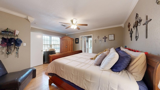 bedroom with light wood-style flooring, visible vents, ornamental molding, and ceiling fan