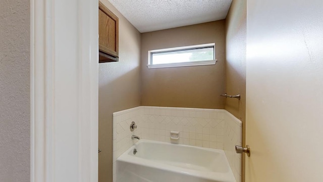 4203 Skyline Dr, Midland, TX 79707 - bathroom with a garden tub and a textured ceiling