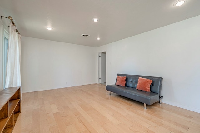 living area featuring recessed lighting, baseboards, light wood finished floors, and visible vents