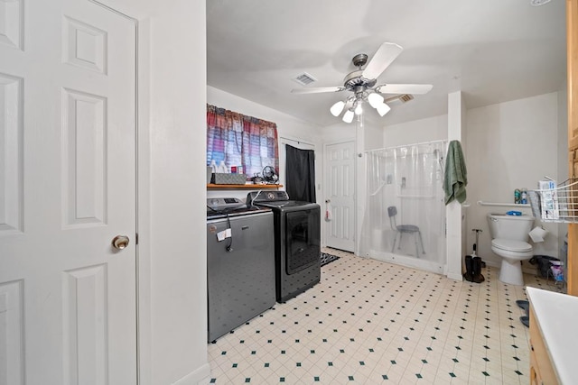 laundry room with ceiling fan and independent washer and dryer