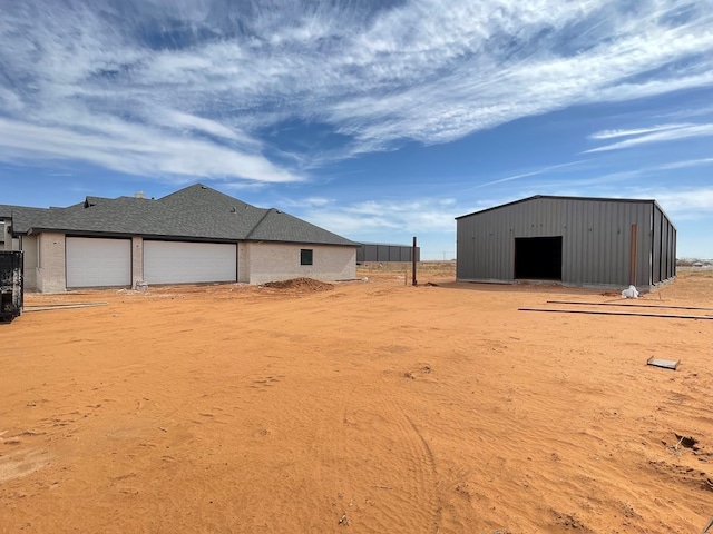 view of yard with an outbuilding