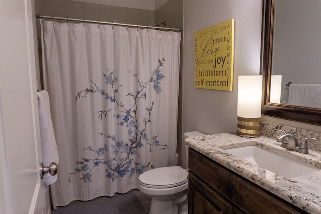 bathroom featuring a shower with curtain, vanity, and toilet