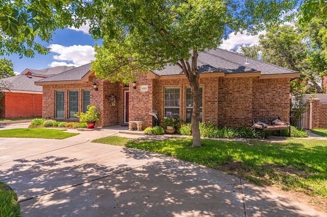 view of front of house featuring a front lawn