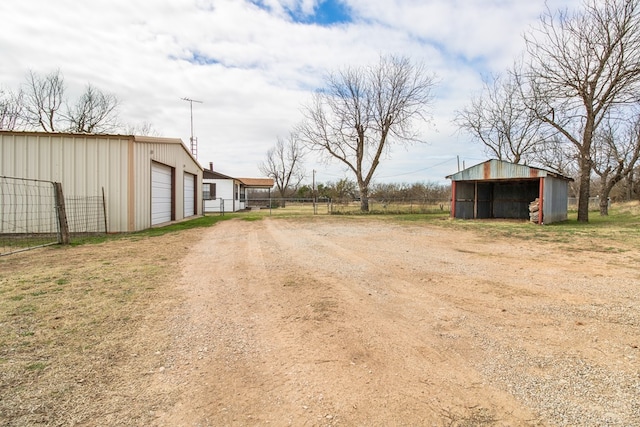 view of yard featuring an outdoor structure