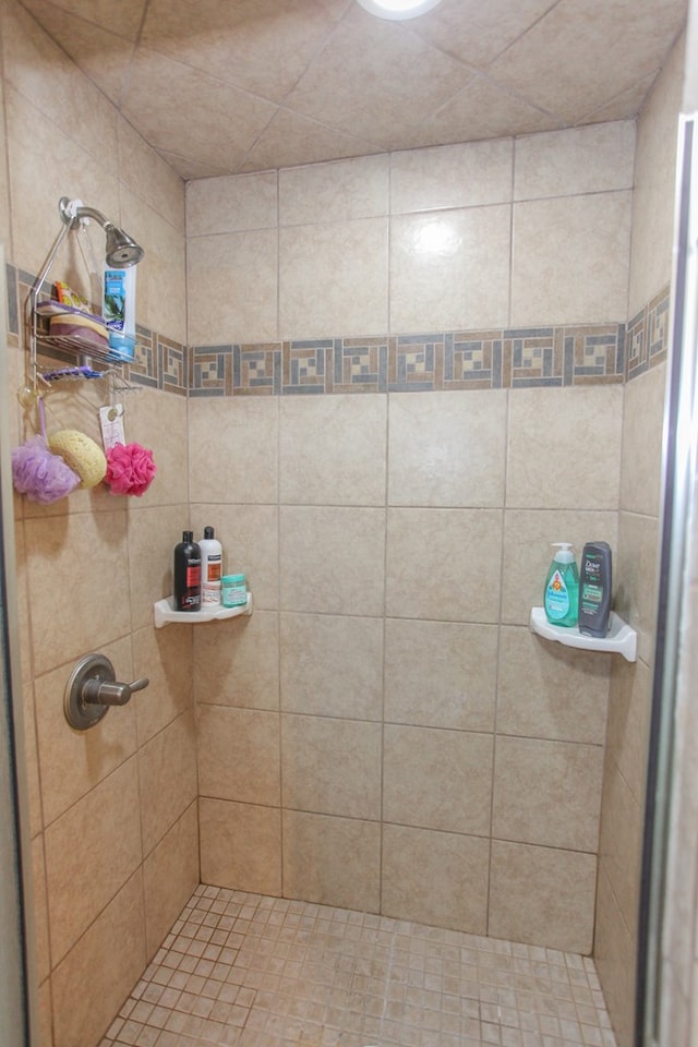 bathroom featuring a tile shower