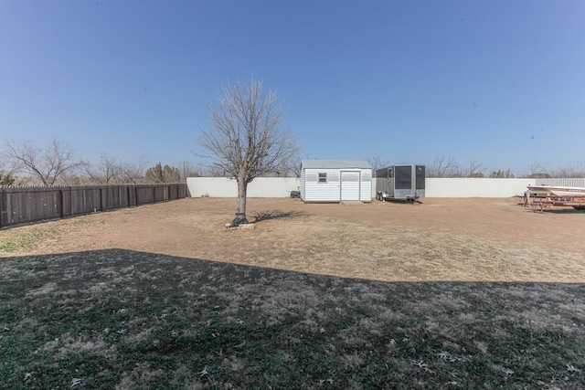 view of yard featuring a shed