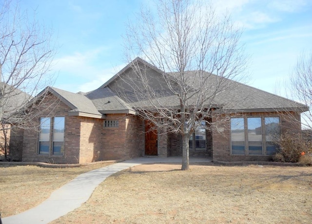 view of front of home featuring a front lawn