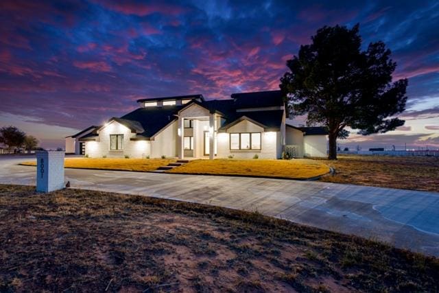 view of front of property