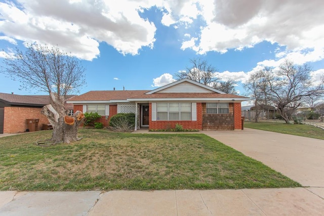 single story home featuring a front yard