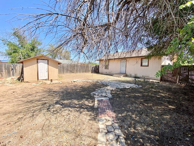 view of yard featuring a storage shed