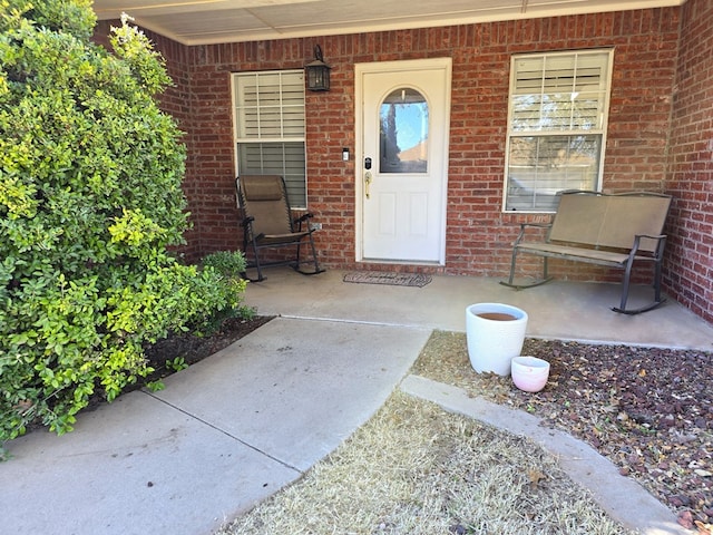 property entrance featuring a porch