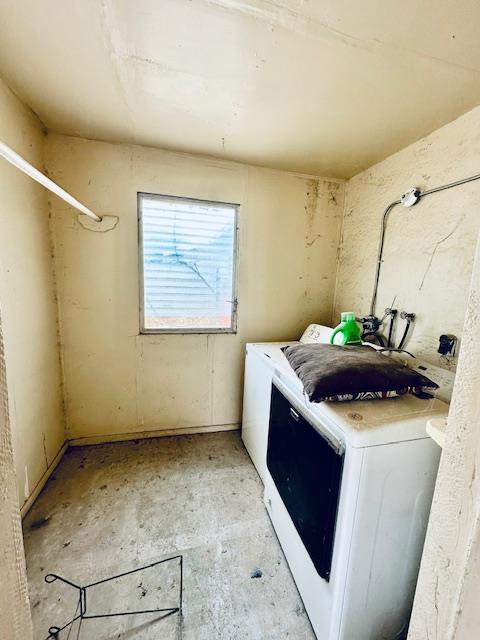 laundry room with independent washer and dryer