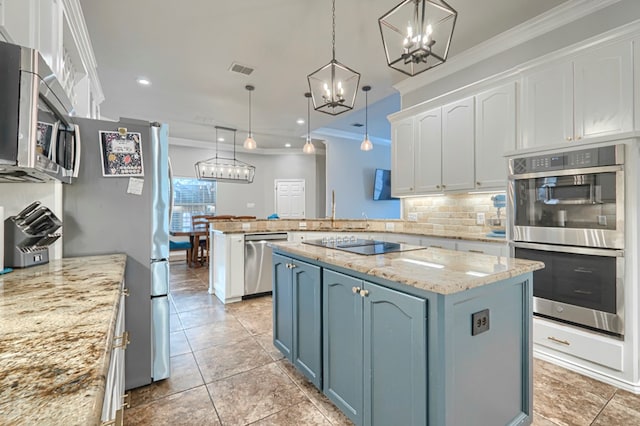 7005 Ridgeboro Ct, Midland, TX 79707 - kitchen with appliances with stainless steel finishes, a chandelier, ornamental molding, a peninsula, and white cabinetry