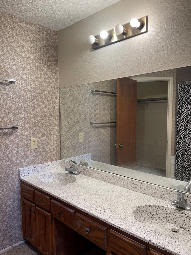 4400 Palmer Dr, Midland, TX 79705 - full bathroom with double vanity and a walk in closet