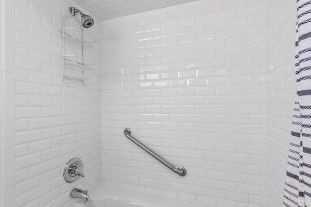 1611 W Tennessee Ave, Midland, TX 79701 - full bath featuring shower / bath combo with shower curtain