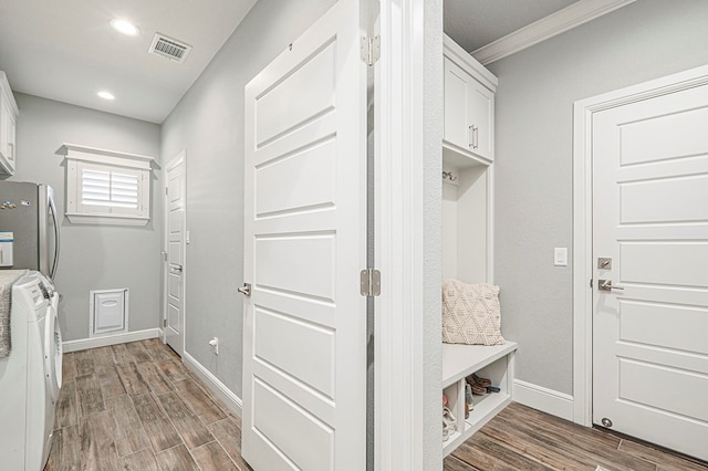 mudroom featuring recessed lighting, wood finish floors, visible vents, baseboards, and washing machine and clothes dryer