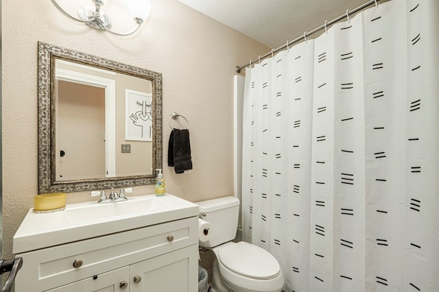 bathroom featuring a shower with shower curtain, vanity, and toilet