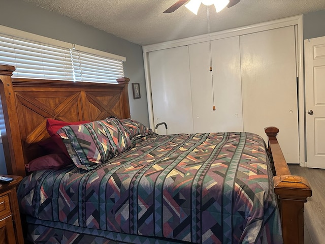 bedroom with ceiling fan and a textured ceiling