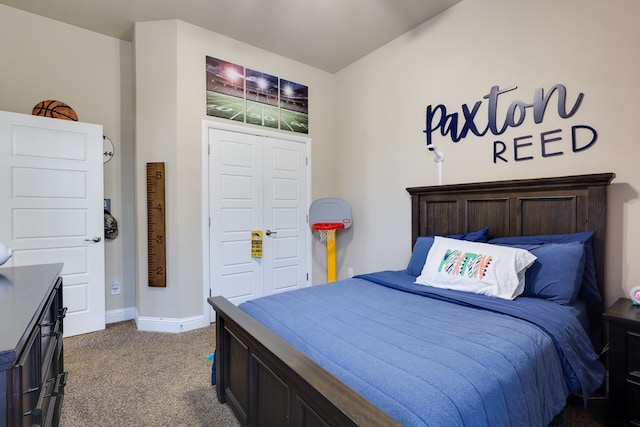 bedroom featuring carpet flooring, baseboards, and a closet