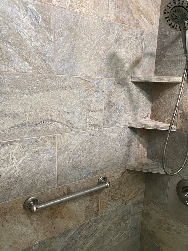 details featuring tiled shower