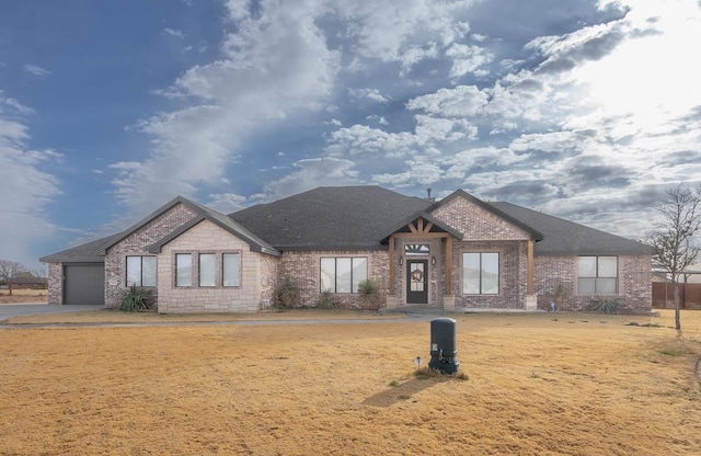 view of front of home featuring a front yard and a garage