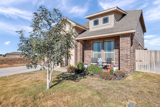 view of front of property with a front yard