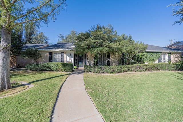 view of front facade featuring a front lawn