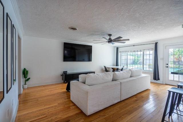1703 Laurel Ave, Odessa, TX 79761 - living area featuring light wood finished floors, a textured ceiling, and ceiling fan