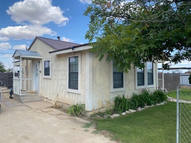 view of front of house featuring a front yard