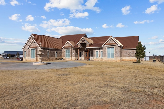 craftsman house with a front lawn