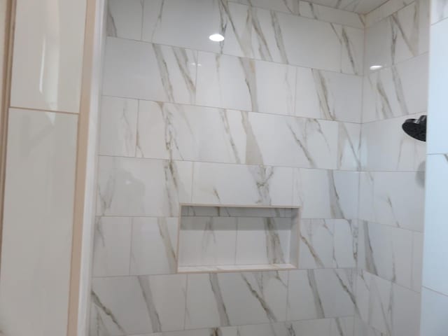 room details featuring tiled shower