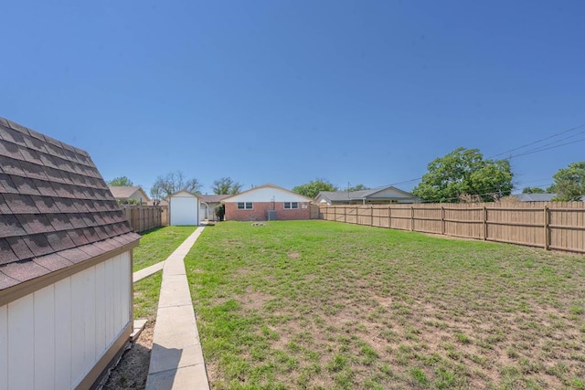 view of yard featuring a shed