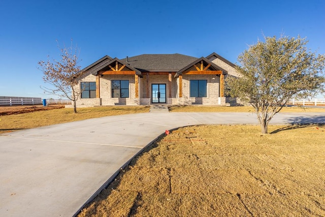 view of front of property featuring a front lawn