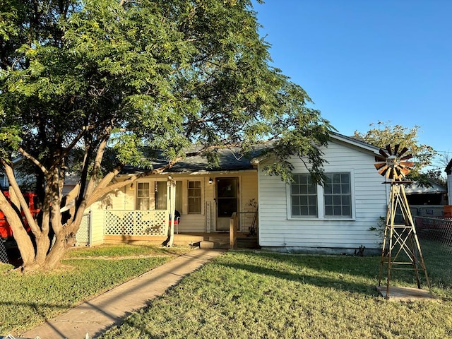 ranch-style house featuring a front yard