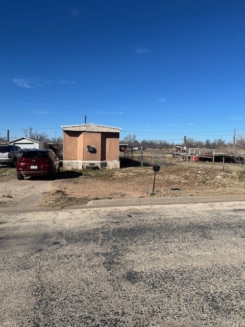 126 Coliseum Dr, Snyder, TX 79549 - view of yard featuring an outdoor structure and fence